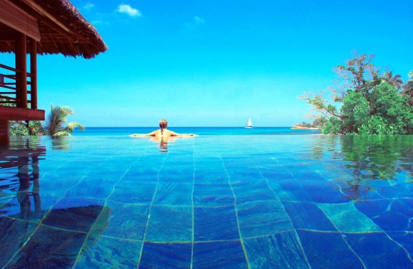 Бассейн у моря