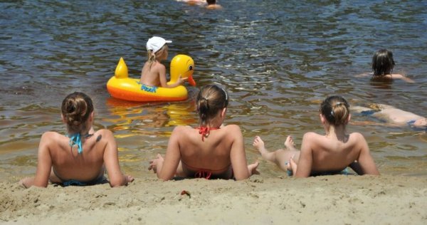 На пляже купание