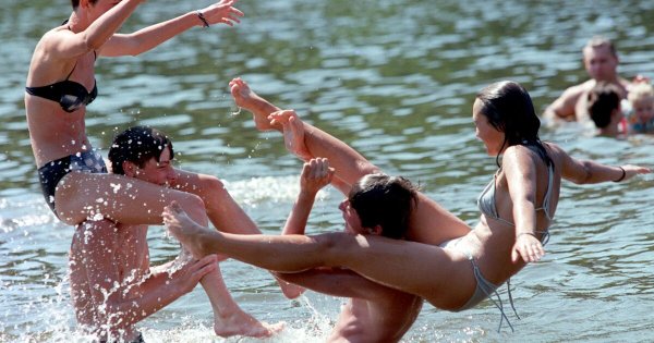 Купаться на пляже