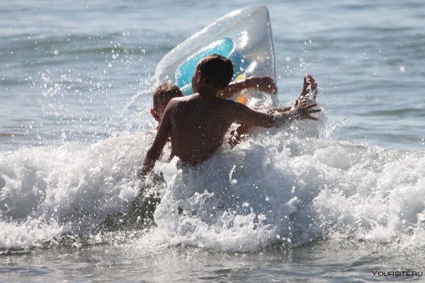 Пляж люди купаются