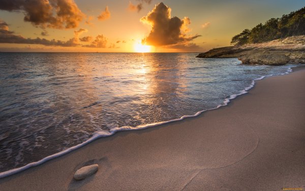 Красивый рассвет на пляже