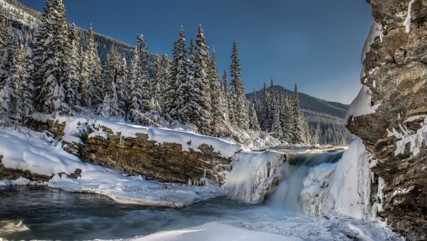 Горный водопад Кивач зима