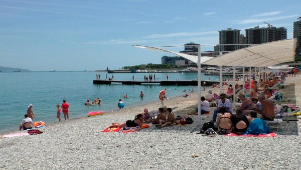 Пляж у мола Новороссийск