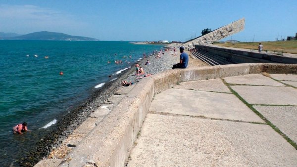 Пляж малая земля в Новороссийске