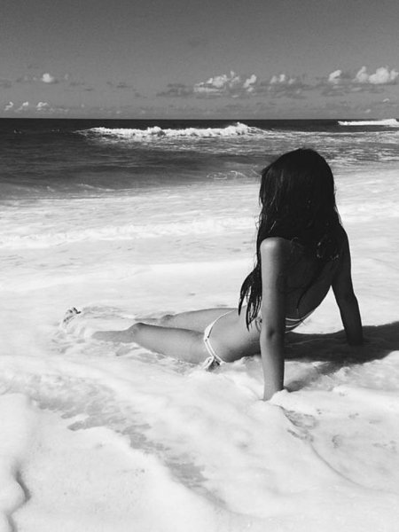 Брюнетка на море