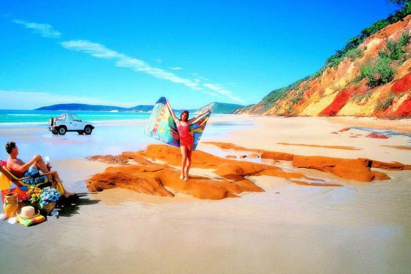 Разноцветный песок на пляже