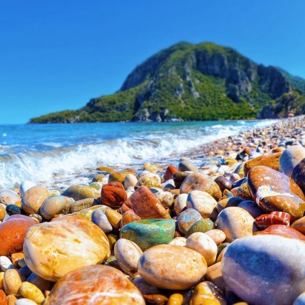 Морской берег галька