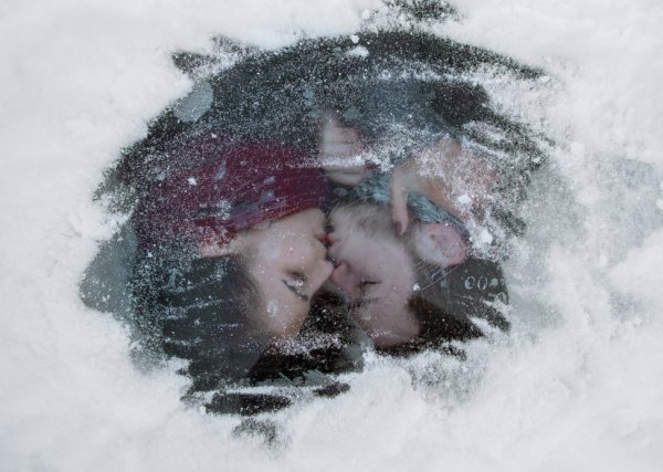 Утро снег любовь