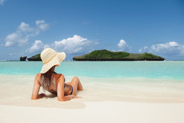 Девушка на белом песке