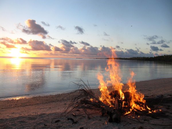 Костёр на закате у воды
