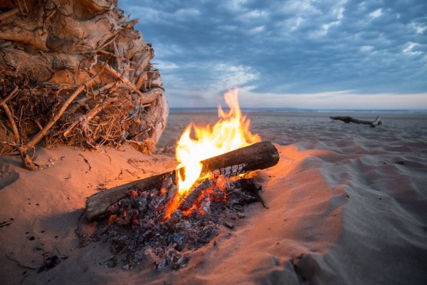 Костер на берегу моря