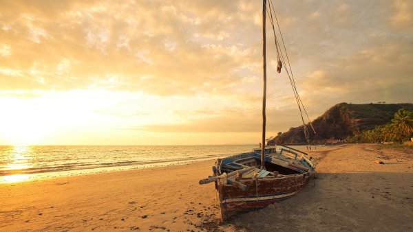 Пляж и корабль