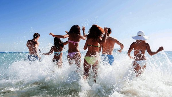 Молодежь на море