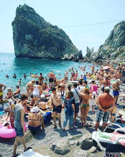 Пляж у скалы дива Симеиз