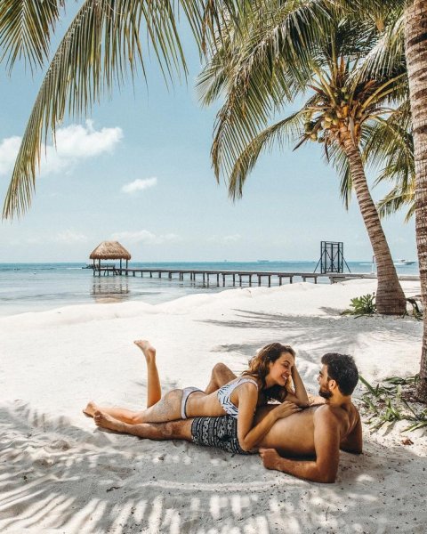 Влюбленные на пляже