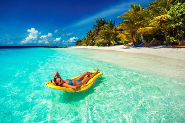 Девушка отдыхает на острове