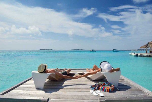 Пара на шезлонге у моря