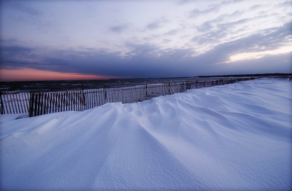 На пляже зимой в снегу