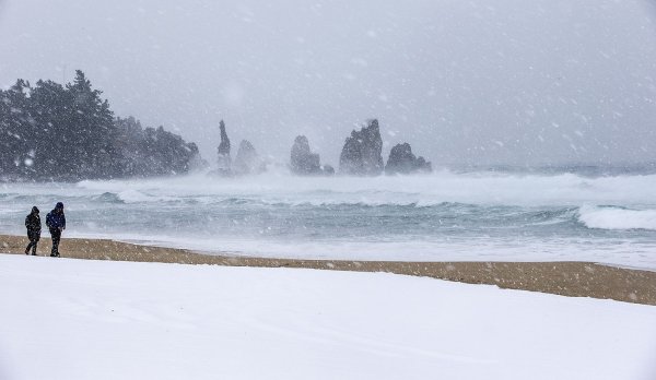 Снег на пляже