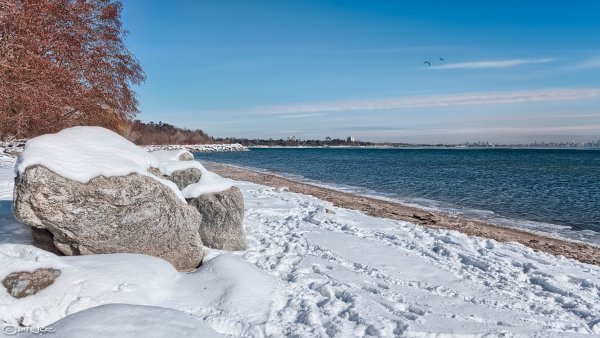 Заснеженный берег