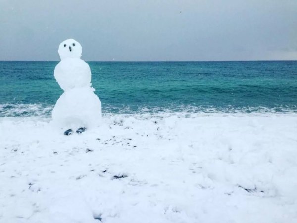 Снеговик на море