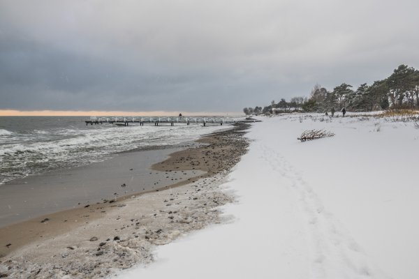 Пустой пляж зимой