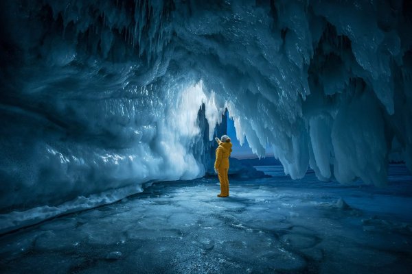 Ледяные пещеры Байкала