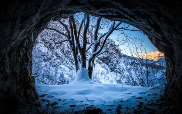 Пещера в снегу