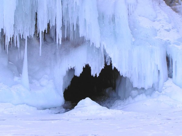 Пещера в снежных горах
