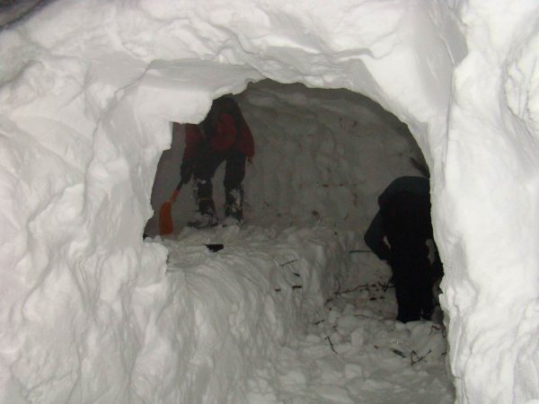 Пещера из снега