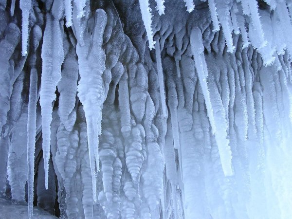 Ледяные сталактиты и сталагмиты