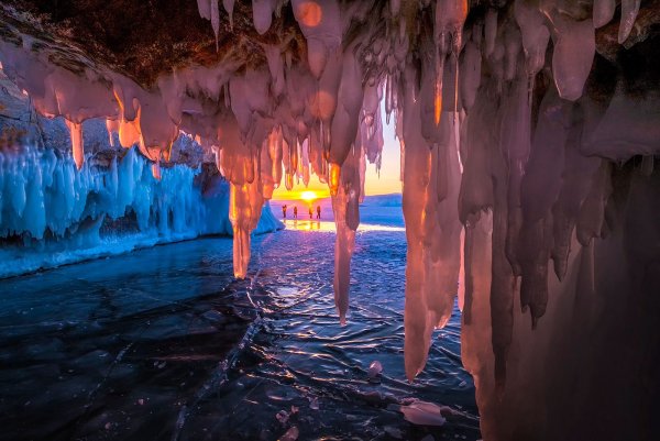 Ледяные пещеры Байкала