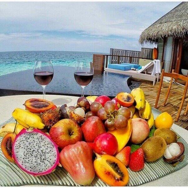 Фрукты на пляже