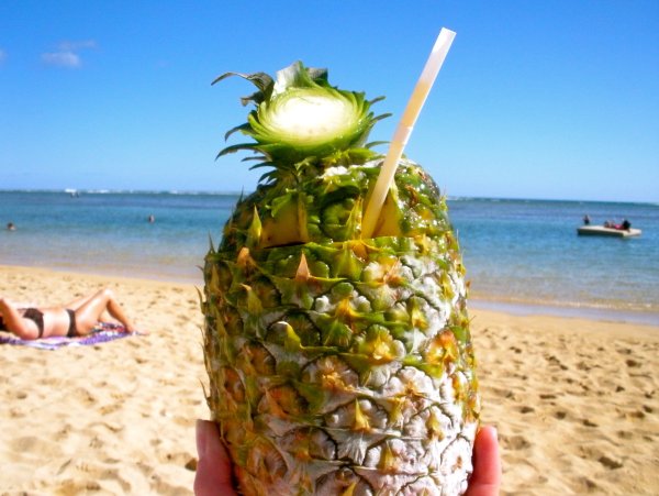 Экзотические фрукты на пляже