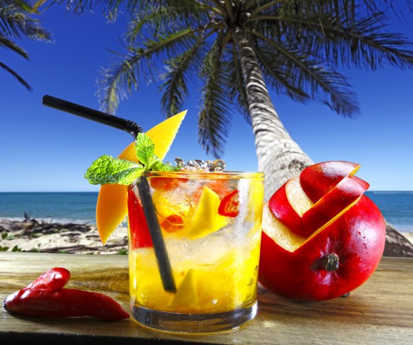 Тропические фрукты на пляже