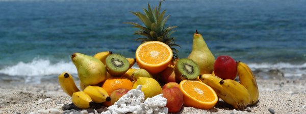 Много экзотических фруктов на пляже