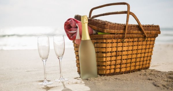 Пикник с шампанским на берегу моря