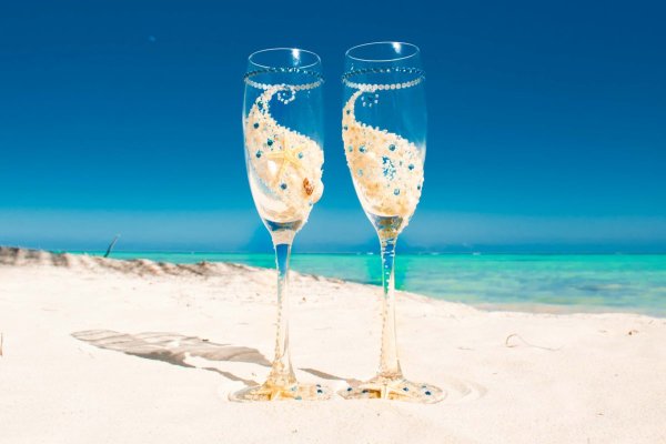 Шампанское на берегу моря