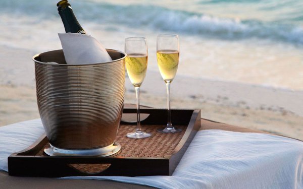 Бокал шампанского на берегу моря