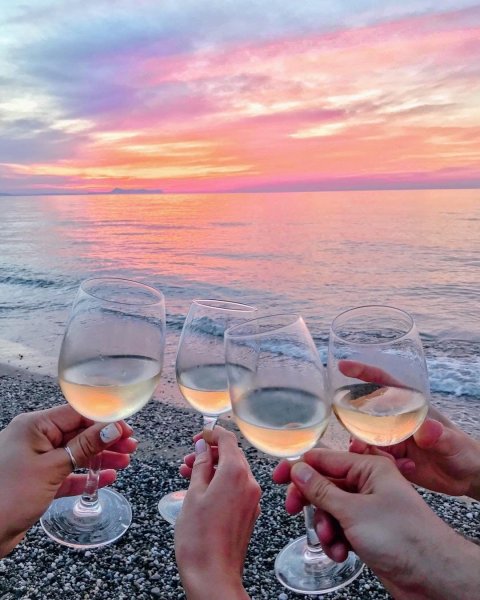 Бокал шампанского на берегу моря