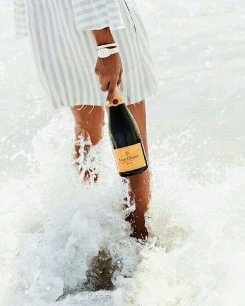 Девушка с бутылкой шампанского