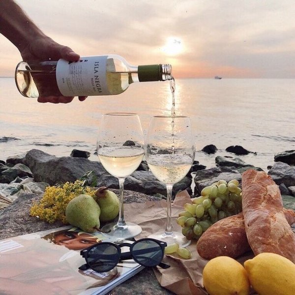 Вино на берегу моря