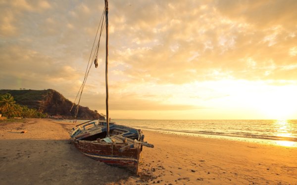 Лодка на берегу моря