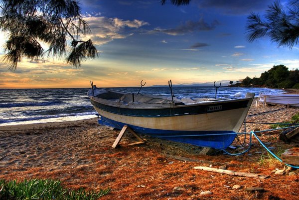 Пляж с катером