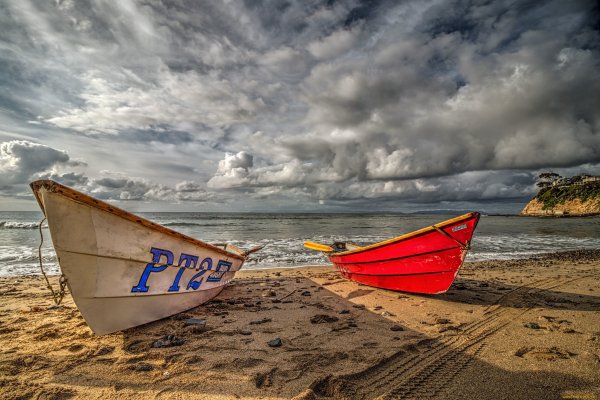 Лодка у берега моря