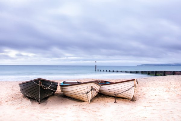 Лодка на берегу моря