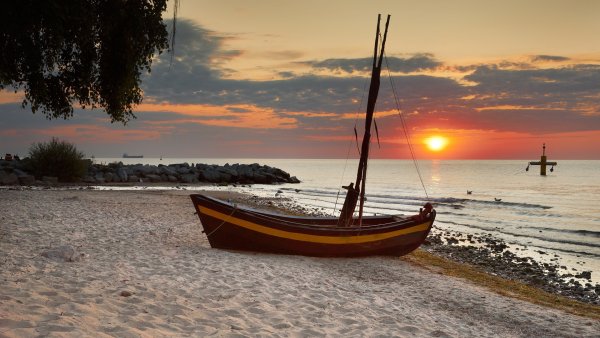 Море солнце лодка