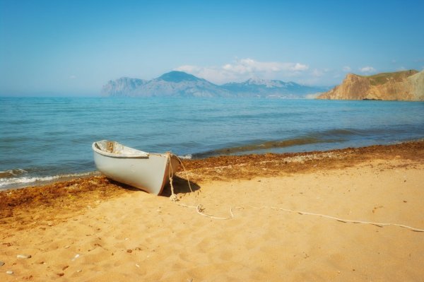 Лодка в море