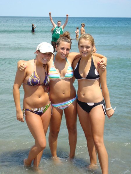 Обычные девушки на пляже в купальниках