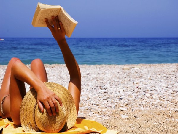 Девушка отдыхает на море